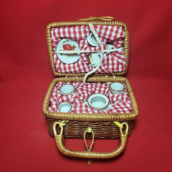 VTG Miniature Doll 9 Piece Angel Tea Set in Lined Wicker Picnic Basket - Picture 3 of 13